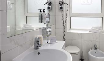 1 lit double, chambre standard :, lit (taille française) 140 cm