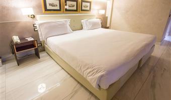 2 lits queen size, non fumeur, chambre familiale, 2 chambres communicantes, deux salles de bains