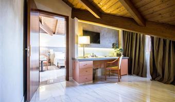 2 lits queen size, non fumeur, chambre familiale, 2 chambres communicantes, deux salles de bains