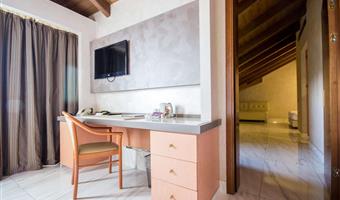 2 lits queen size, non fumeur, chambre familiale, 2 chambres communicantes, deux salles de bains