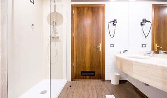 2 lits queen size, non fumeur, chambre familiale, 2 chambres communicantes, deux salles de bains
