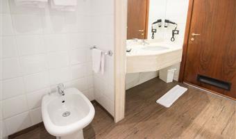 2 lits queen size, non fumeur, chambre familiale, 2 chambres communicantes, deux salles de bains