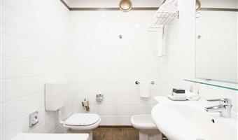 1 lit king size, non fumeur, chambre à petit prix, rez-de-chaussée, piscine non incluse dans le tarif