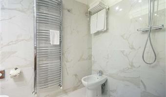 appartement - 2 lits queen size, bâtiment séparé, deux niveaux, deux chambres, 2 salles de bain, canapé-lit, balcon
