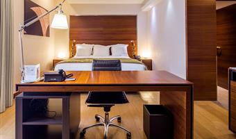 1 lit king size, junior suite, salon avec canapé-lit, douche/baignoire avec bain bouillonnant, dressing, accès offert au centre thermo-ludique, garage gratuit