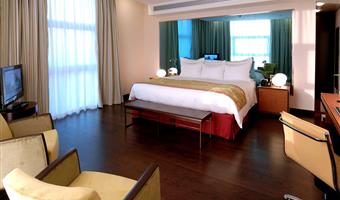 suite- 1 lit king size, 2 chambres communicantes, deux salles de bains, deux canapés-lits doubles