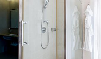 suite- 1 lit king size, 2 chambres communicantes, deux salles de bains, deux canapés-lits doubles