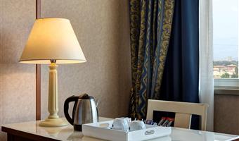 executive room - 25m², 1 lit king-size, wifi gratuit, bouilloire, peignoir avec des pantoufles, minibar avec boissons et collations offertes, machine à café segafredo, coffre-fort, tv lcd avec chaînes sky, salle de fitness, parking extérieur