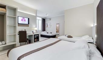 1 lit queen size, 2 lits simples, chambre familiale