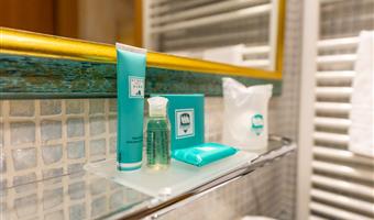 1 lit king size 2 lits simples, chambre familiale, chambres communicantes avec deux salles de bain