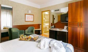 1 lit king size, chambre deluxe, boîte de chocolats, peignoir et chaussons, cafetière/théière