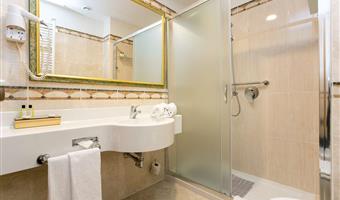 1 lit king size, chambre deluxe, boîte de chocolats, peignoir et chaussons, cafetière/théière