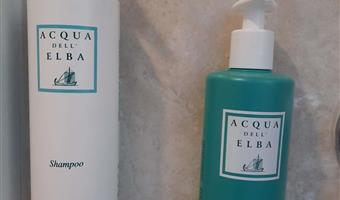 1 lit king size, chambre deluxe, boîte de chocolats, peignoir et chaussons, cafetière/théière