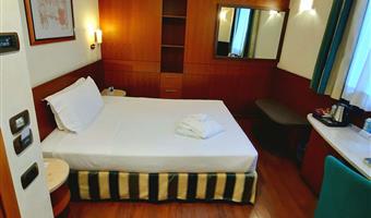 1 lit simple, chambre de luxe, boîte de chocolats, peignoir et chaussons, cafetière/théière