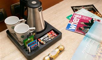 1 lit simple, chambre de luxe, boîte de chocolats, peignoir et chaussons, cafetière/théière