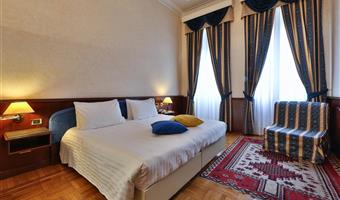 1 lit queen size, 2 canapés-lits simples, chambre quadruple, wi-fi haut débit, coffre-fort, bouilloire