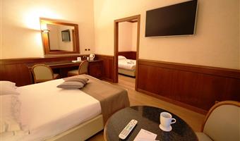 1 lit queen size, 2 canapés-lits simples, chambre quadruple, wi-fi haut débit, coffre-fort, bouilloire
