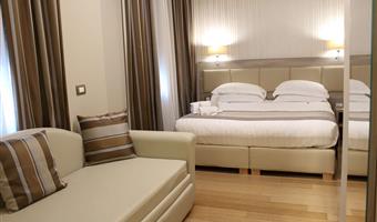 1 lit king size, chambre confort, canapé-lit une personne, wi-fi haut débit, coffre-fort, bouilloire