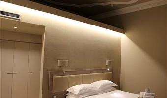 1 lit king size, chambre confort, canapé-lit une personne, wi-fi haut débit, coffre-fort, bouilloire