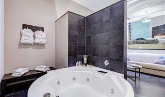suite- 1 lit king size, lit rond, 40 m², salon, salle de bains avec douche, bain bouillonnant