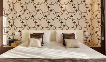 1 lit king size, chambre confort, parquet