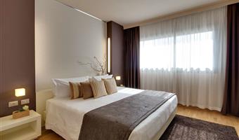 1 lit king size, chambre confort, parquet