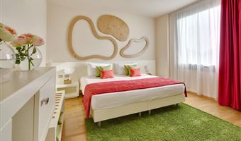 1 lit king size 1 lit simple, chambre confort, parquet