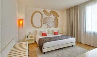1 lit king size, junior suite, parquet, 2 téléviseurs à écran plat, salon, divan