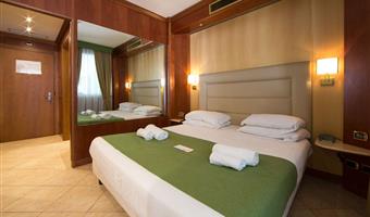 1 lit king size, chambre standard :, parking gratuit à proximité des chambres, vue sur la montagne