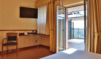 1 lit king size 1 lit simple, chambre confort, balcon