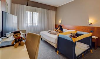 1 lit queen size, 2 lits simples, chambre familiale