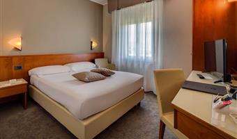 1 lit double, taille française, chambre à petit prix