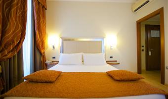 1 lit queen size, chambre standard, 14 m², chaînes sky, wi-fi, cafetière/théière, chambres non-fumeurs