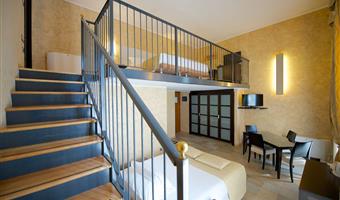 1 lit king size, 1 canapé-lit queen size, chambre familiale, grande chambre, 36 m² avec mezzanine, chaînes sky, wi-fi, cafetière/théière, chambres non-fumeurs