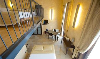 1 lit king size, 1 canapé-lit queen size, chambre familiale, grande chambre, 36 m² avec mezzanine, chaînes sky, wi-fi, cafetière/théière, chambres non-fumeurs