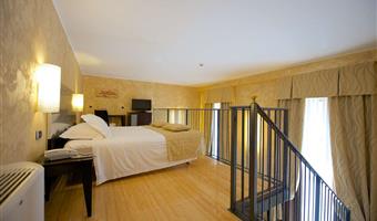 1 lit king size, 1 canapé-lit queen size, chambre familiale, grande chambre, 36 m² avec mezzanine, chaînes sky, wi-fi, cafetière/théière, chambres non-fumeurs