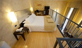 1 lit king size, 1 canapé-lit queen size, chambre familiale, grande chambre, 36 m² avec mezzanine, chaînes sky, wi-fi, cafetière/théière, chambres non-fumeurs