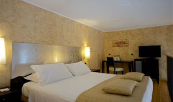 1 lit king size, 1 canapé-lit queen size, chambre familiale, grande chambre, 36 m² avec mezzanine, chaînes sky, wi-fi, cafetière/théière, chambres non-fumeurs