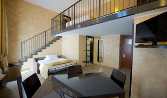 1 lit king size, 1 canapé-lit queen size, chambre familiale, grande chambre, 36 m² avec mezzanine, chaînes sky, wi-fi, cafetière/théière, chambres non-fumeurs