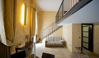 1 lit king size, 1 canapé-lit queen size, chambre familiale, grande chambre, 36 m² avec mezzanine, chaînes sky, wi-fi, cafetière/théière, chambres non-fumeurs