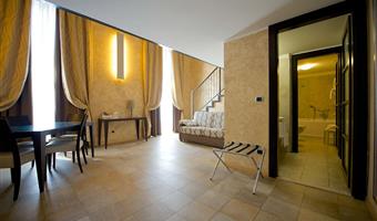 1 lit king size, 1 canapé-lit queen size, chambre familiale, grande chambre, 36 m² avec mezzanine, chaînes sky, wi-fi, cafetière/théière, chambres non-fumeurs