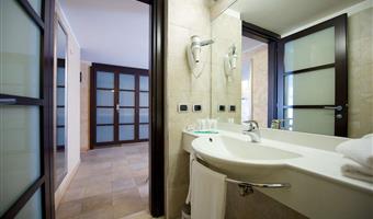 1 lit king size, 1 canapé-lit queen size, chambre familiale, grande chambre, 36 m² avec mezzanine, chaînes sky, wi-fi, cafetière/théière, chambres non-fumeurs