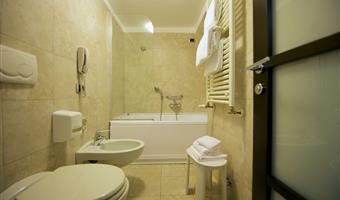 1 lit king size, 1 canapé-lit queen size, chambre familiale, grande chambre, 36 m² avec mezzanine, chaînes sky, wi-fi, cafetière/théière, chambres non-fumeurs