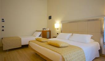 1 lit queen size et 1 lit simple, chambre triple standard, 3 lits simples sur demande, 20 m², chaînes sky, wi-fi, cafetière/théière, chambres non-fumeurs