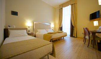 1 lit queen size et 1 lit simple, chambre triple standard, 3 lits simples sur demande, 20 m², chaînes sky, wi-fi, cafetière/théière, chambres non-fumeurs