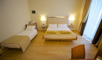 1 lit queen size et 1 lit simple, chambre triple standard, 3 lits simples sur demande, 20 m², chaînes sky, wi-fi, cafetière/théière, chambres non-fumeurs