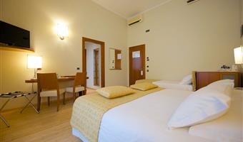 1 lit queen size et 1 lit simple, chambre triple standard, 3 lits simples sur demande, 20 m², chaînes sky, wi-fi, cafetière/théière, chambres non-fumeurs