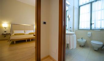 1 lit queen size et 1 lit simple, chambre triple standard, 3 lits simples sur demande, 20 m², chaînes sky, wi-fi, cafetière/théière, chambres non-fumeurs