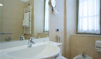 1 lit queen size et 1 lit simple, chambre triple standard, 3 lits simples sur demande, 20 m², chaînes sky, wi-fi, cafetière/théière, chambres non-fumeurs