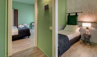 appartement - 2 chambres 5 lits, un lit queen size, quatre lits simples, salle de bain